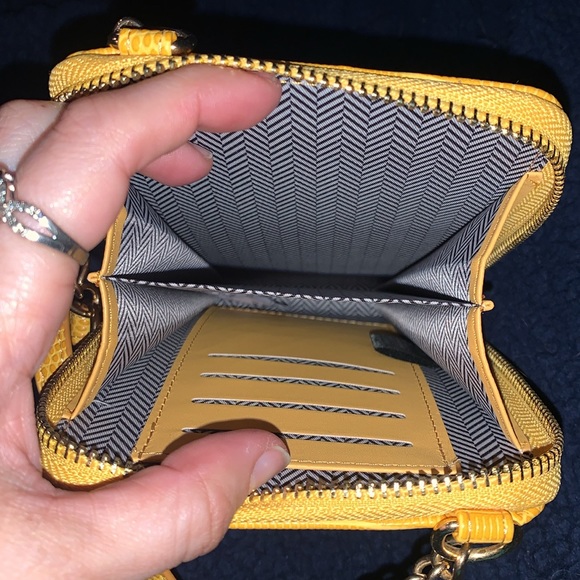 Super Cute Little Yellow Purse !!!! - Picture 8 of 10
